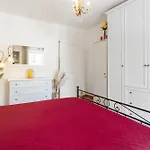 Old Town Apartment *
